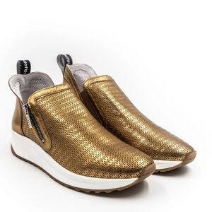 Vaddia “Chaz” Gold Leather Sneakers Size 6.5 Like New!